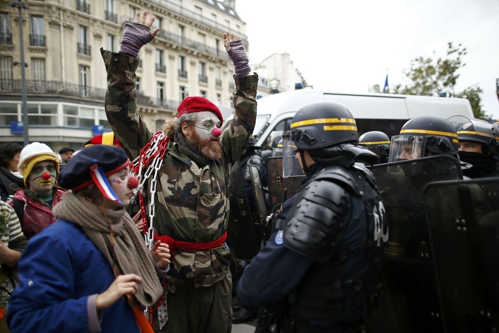 V Parizu spopadi med policijo in podnebnimi aktivisti, sto aretiranih