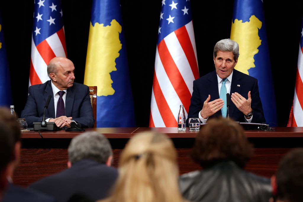 Kerry poziva Prištino, naj preprečijo radikalizacijo mladih