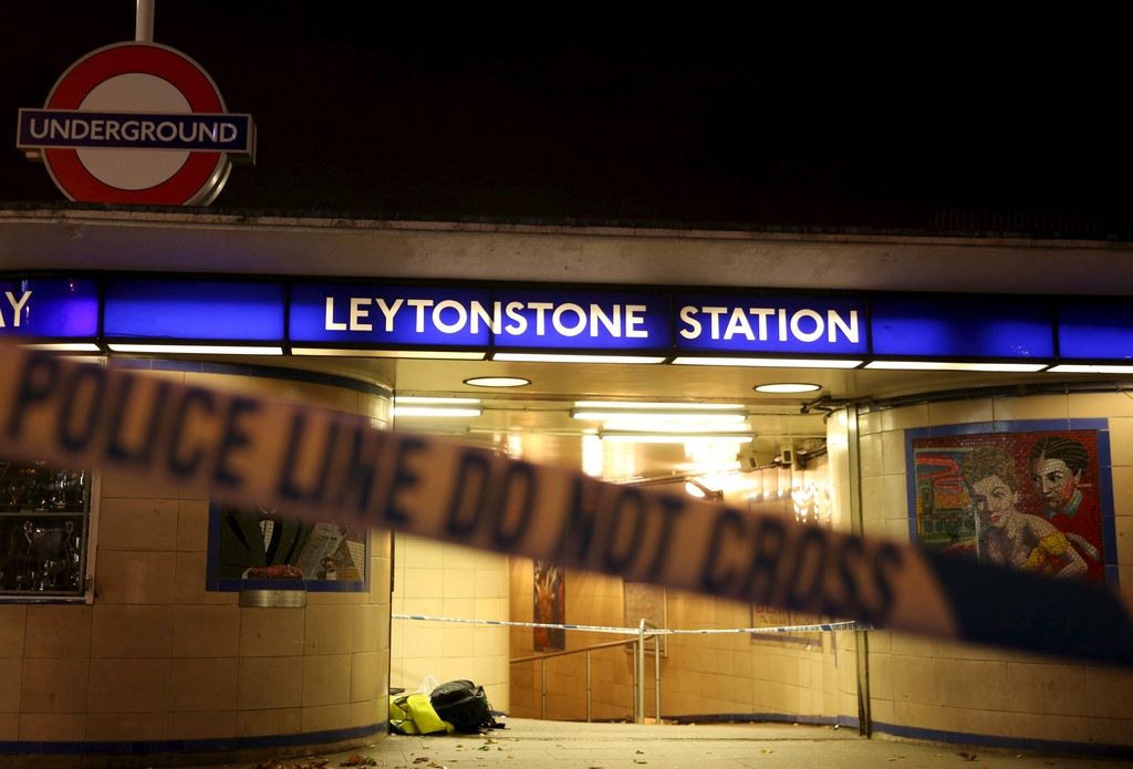V napadu z nožem v Londonu trije ranjeni