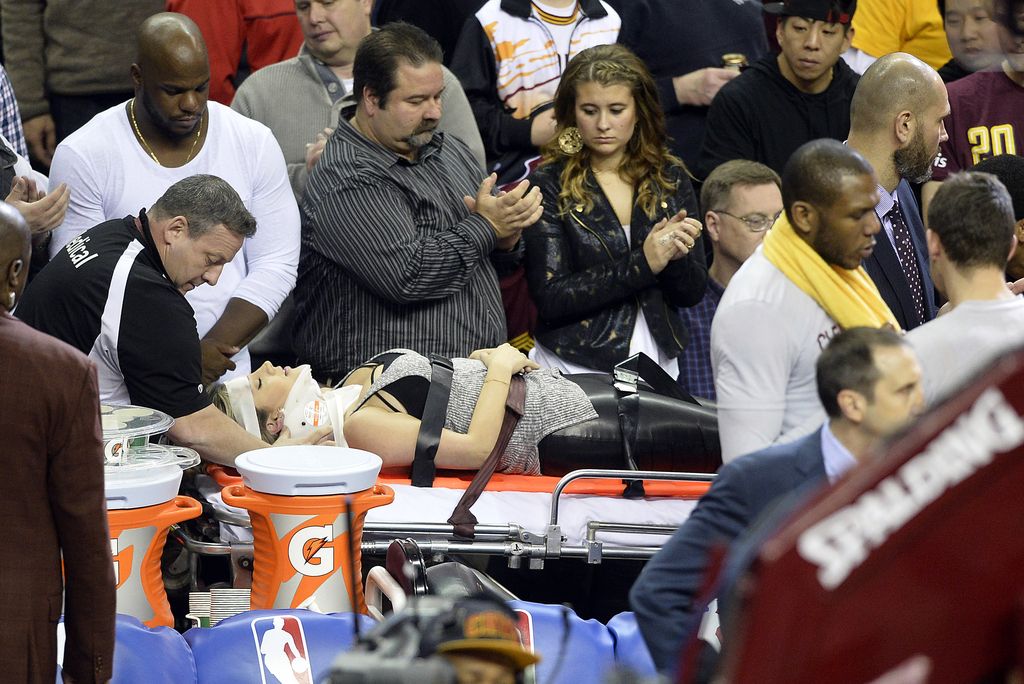 NBA: požrtvovalni James poškodoval gledalko (VIDEO)