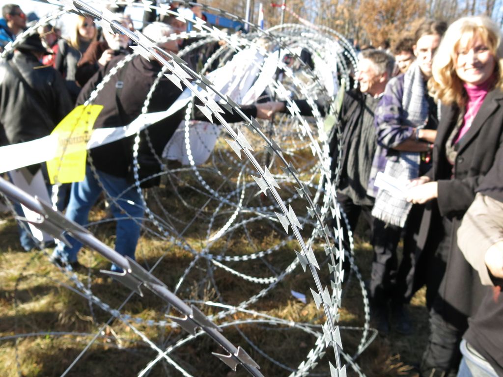 Protest na meji: »Žica je moralna napaka naše države«
