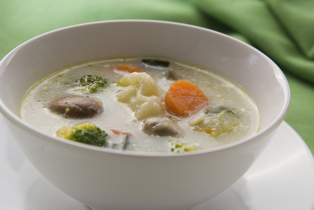 Sredin namig za kosilo: Gobova juha z zelenjavo  in topljenim sirčkom