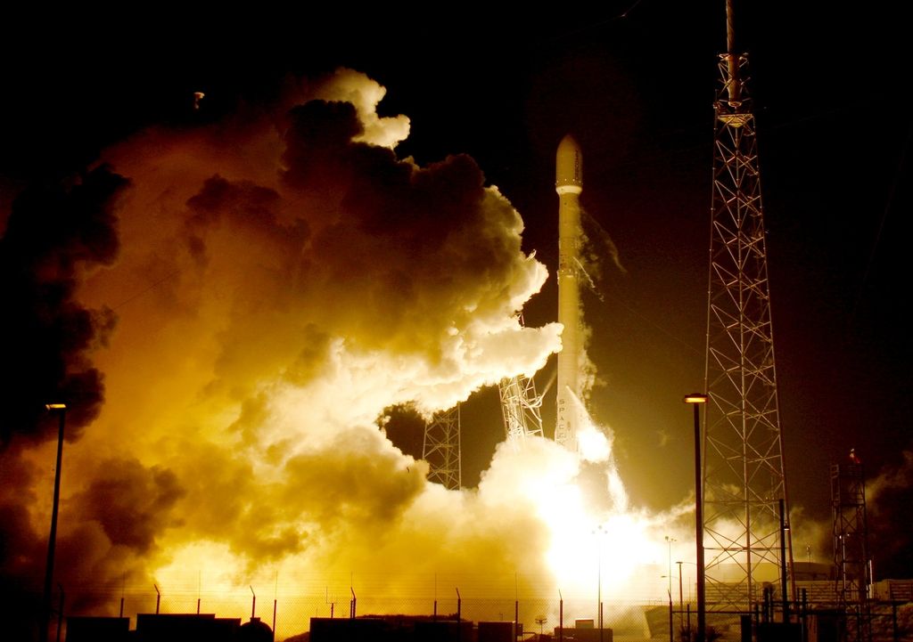 SpaceX je uspelo prizemljiti nepoškodovano nosilno raketo