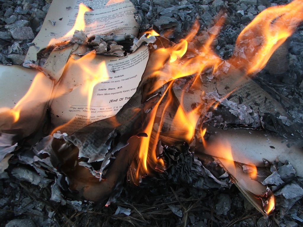 Ob obletnici požiga protestantskih knjig obsodba nedavnega poskusa sežiga knjige