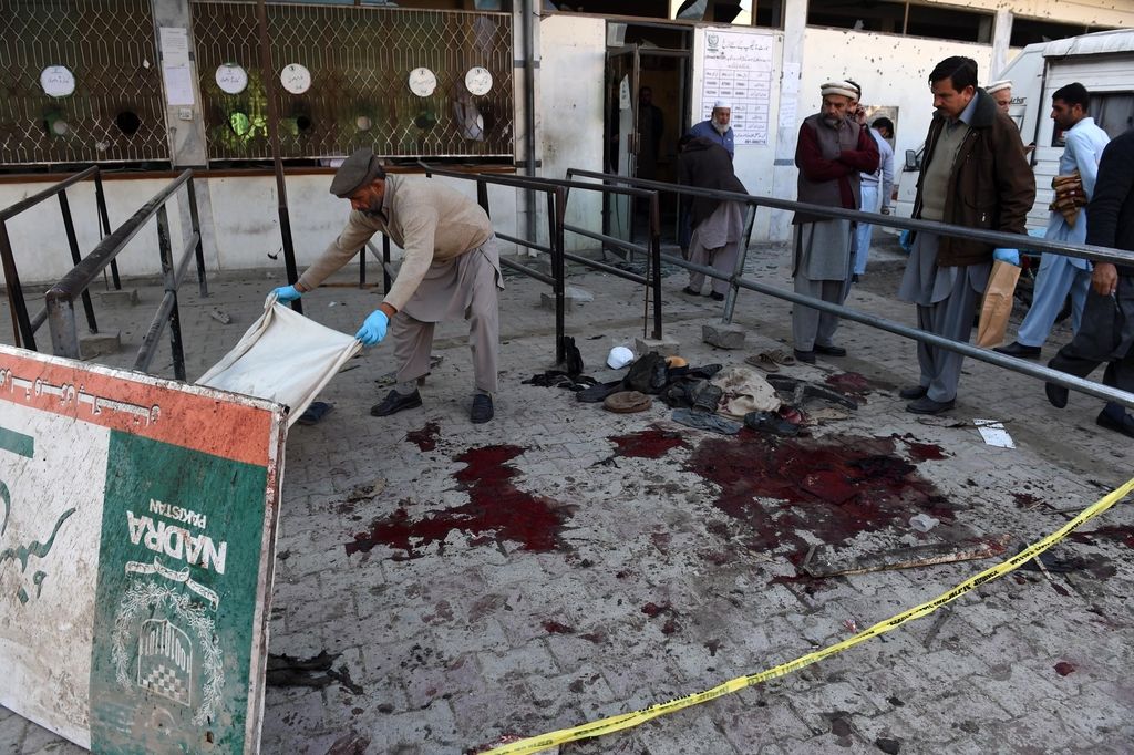 Samomorilski napadalec v Pakistanu ubil 22 ljudi