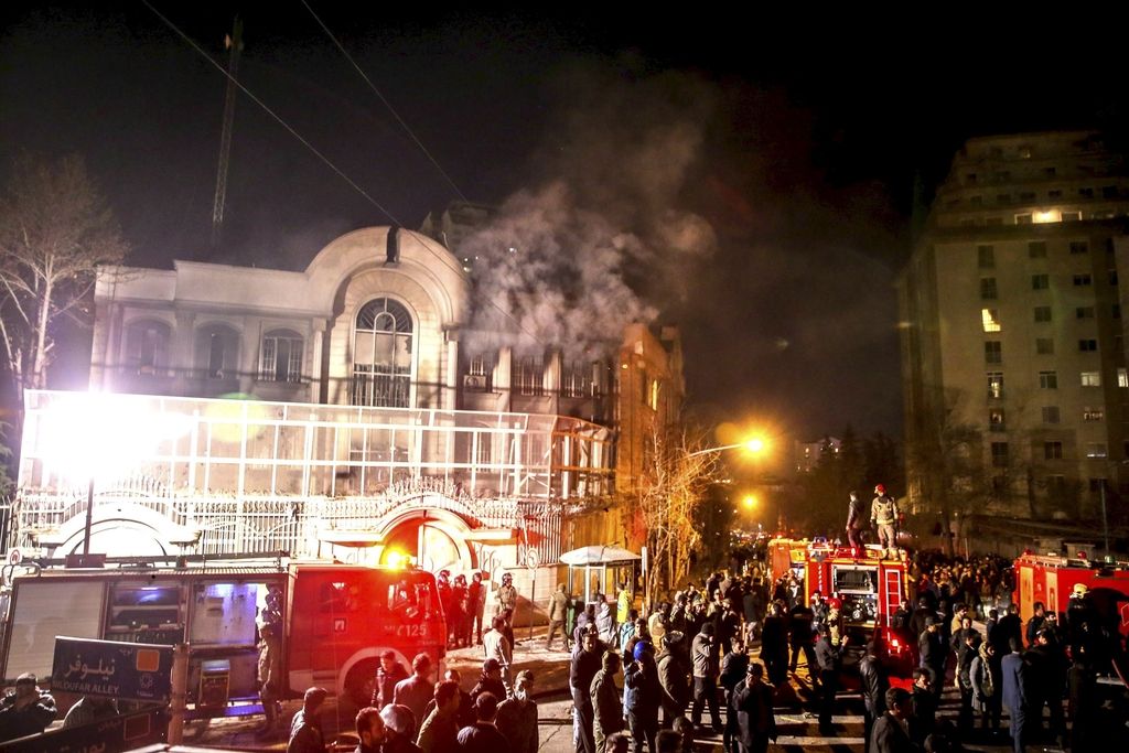 Zaradi usmrtitve šiitskega klerika protestniki zažgali saudsko veleposlaništvo