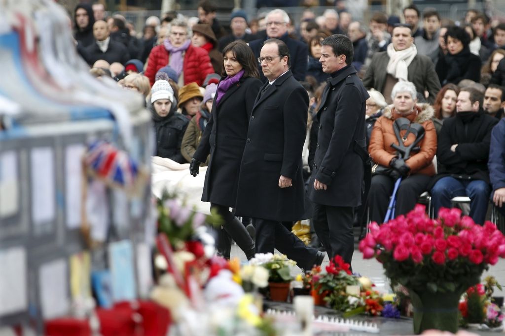 Na slovesnosti ob obletnici napadov v Parizu več tisoč ljudi