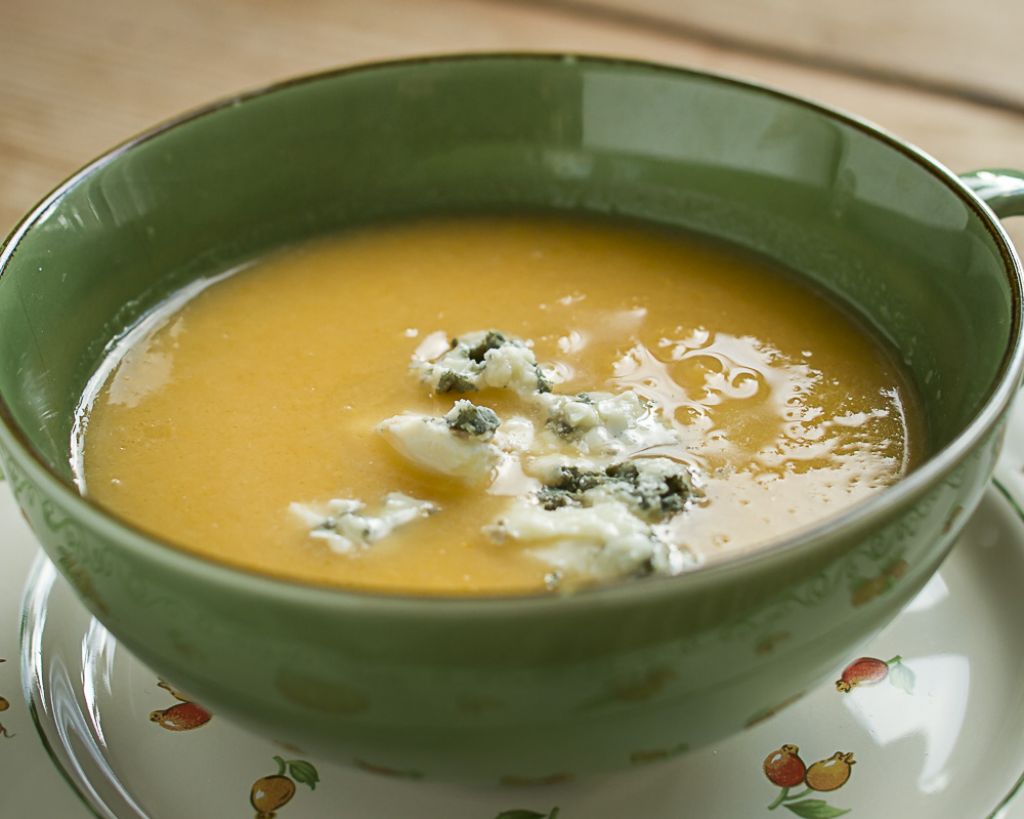 Ponedeljkov namig za kosilo: Kolerabna juha z rokforjem