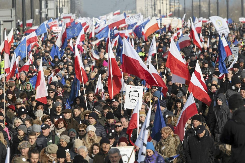 Poljaki na ulice v strahu, da je ogrožena demokracija