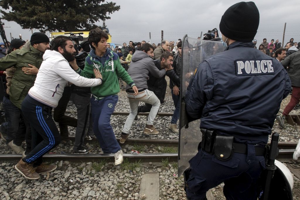 Grško-makedonska meja: prebežniki v jezi nad ograjo