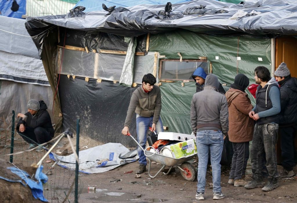 V Calaisu začeli uničevati del migrantskega tabora