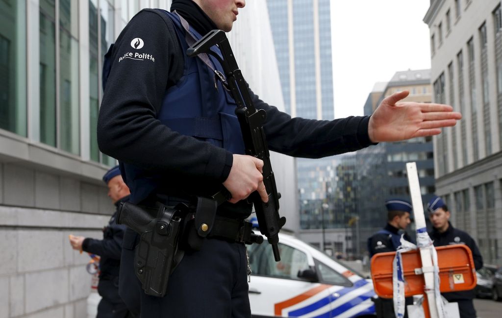 Domnevni pariški napadalec sodeluje s policijo