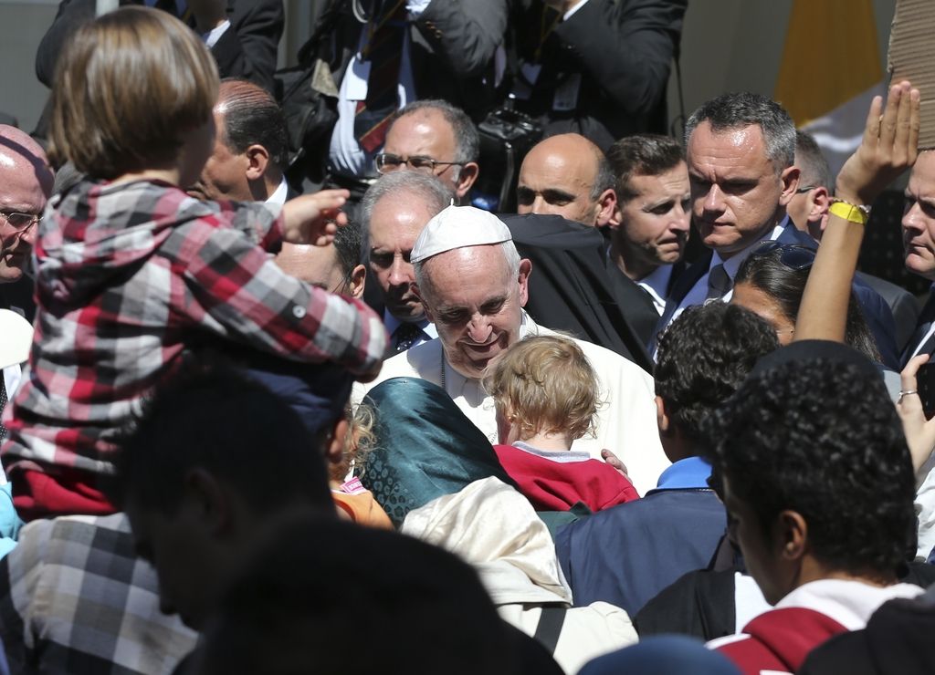 Papež beguncem na Lezbosu sporočil, da niso sami