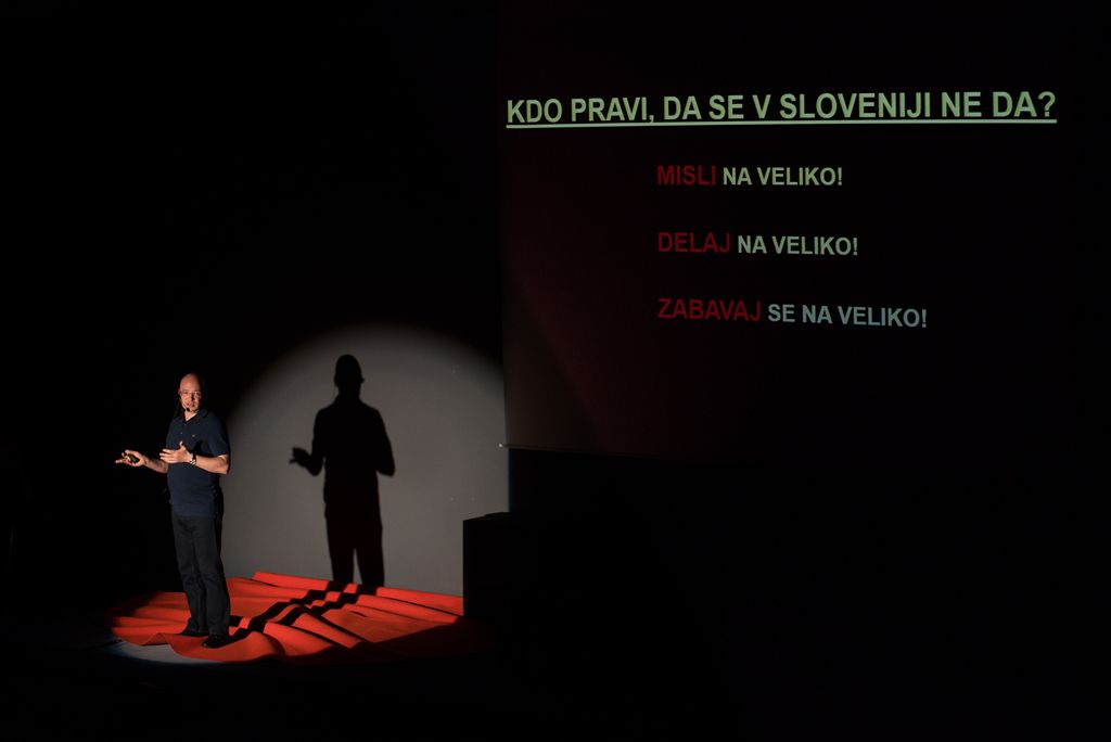 V ŽIVO: TEDxFDV: En sam padec navzgor