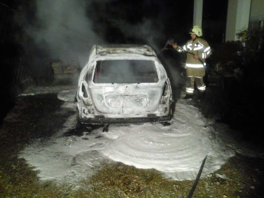 Odvetnici Jagodi Cujnik ponoči zažgali avtomobil