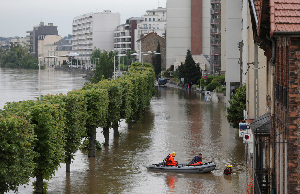 La Seine baisse à Paris, la menace d’inondation se déplace vers le nord-est