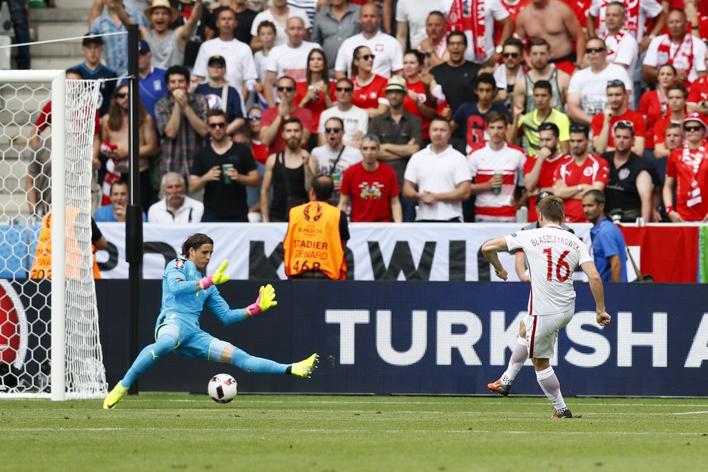 Euro 2016: Xhaka z zgrešeno enajstmetrovko poslal Poljake med osem