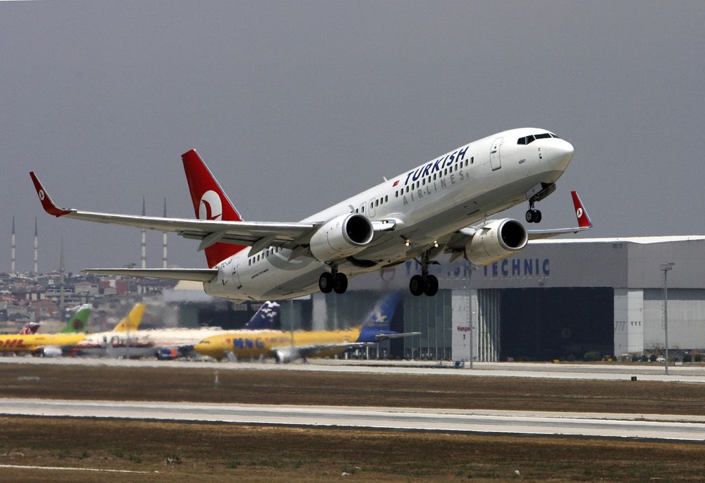 V napadu na letališče v Istanbulu 28 mrtvih