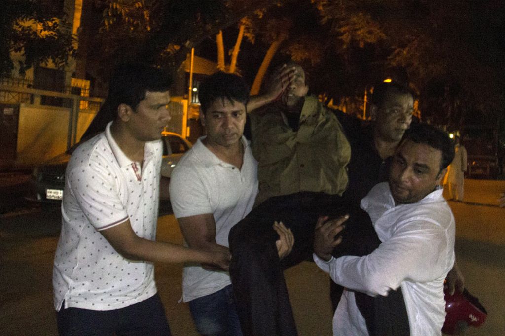 V diplomatski četrti v Daki zajeli talce, tudi tujce