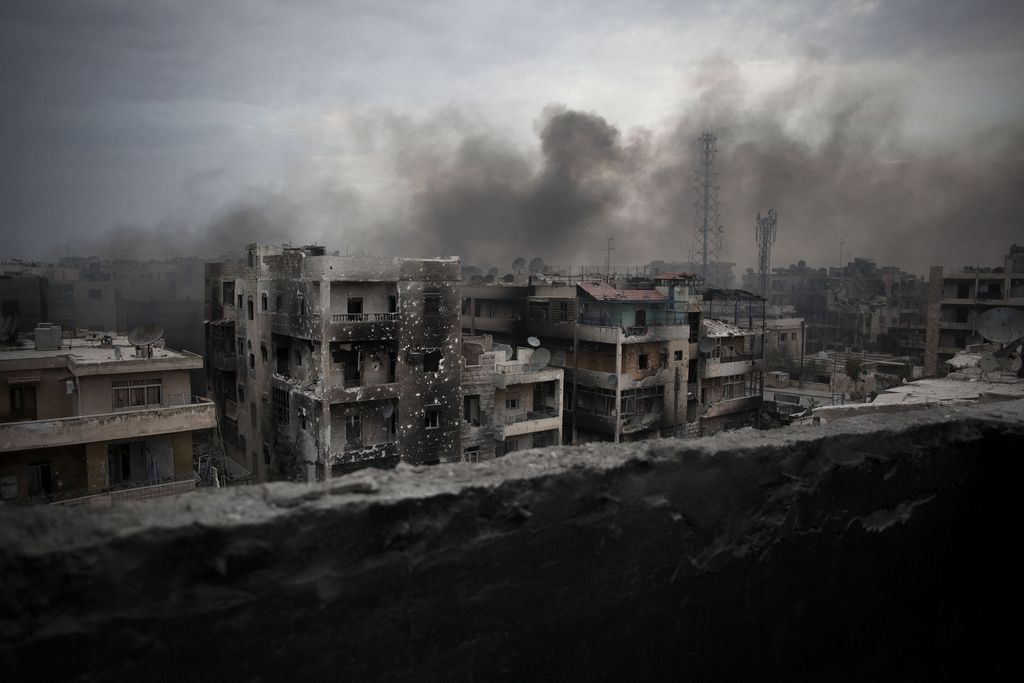 Prebivalci vzhodnega Alepa izbirajo med smrtjo in predajo