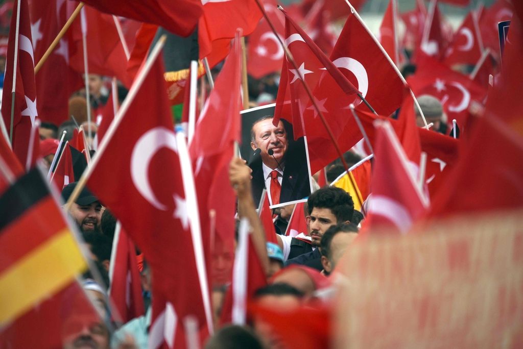 Ankara EU spet grozi z begunci, protest v podporo Erdoganu v Nemčiji minil mirno