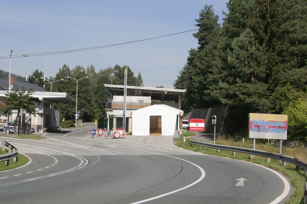 Avstrija se pripravlja na morebiten večji pritisk na meje, tudi z ograjo