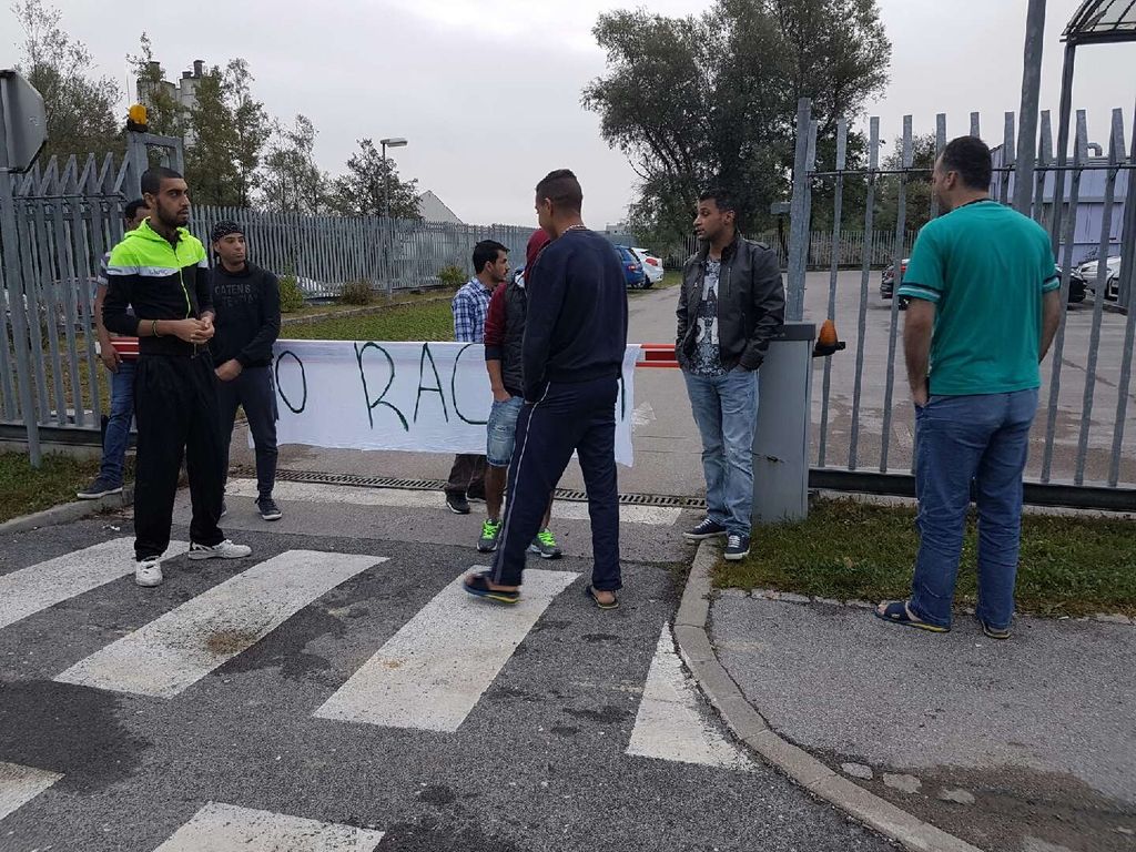 Protest pred azilnim domom: Razmere primerjajo z zaporom