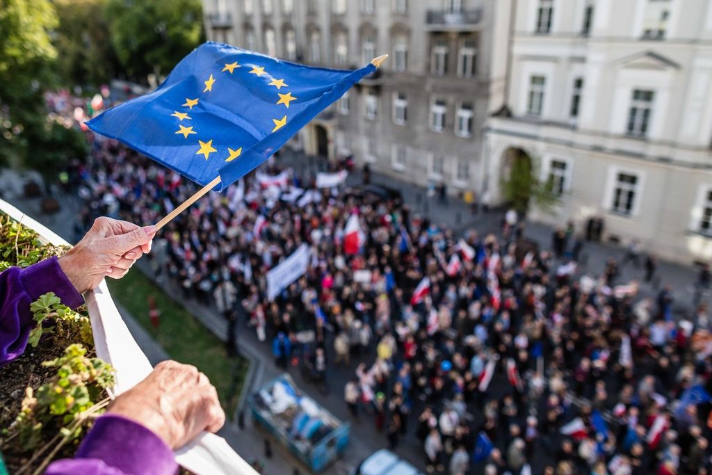 Več deset tisoč ljudi na protivladnih protestih v Varšavi
