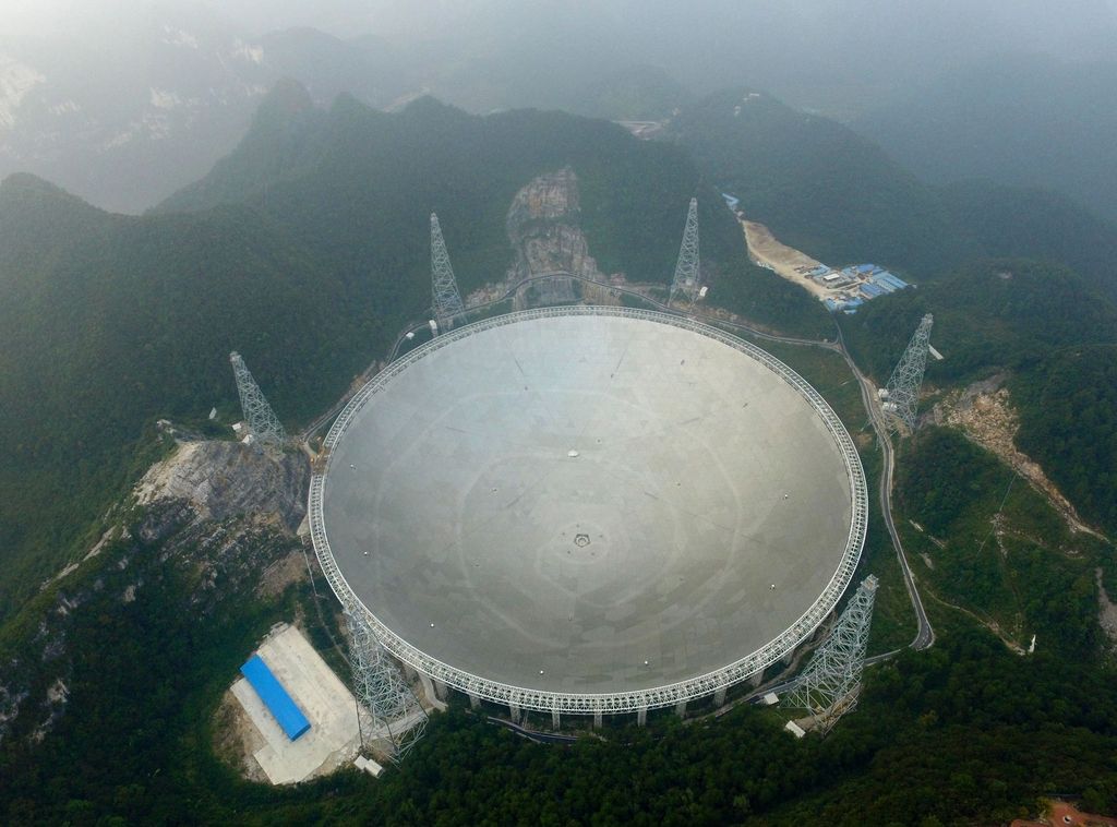 Največji radijski teleskop na svetu začel preiskovati vesolje
