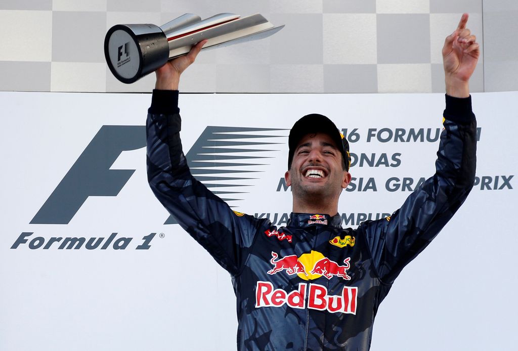 F1: Ricciardo v Kuala Lumpurju prekinil vladavino Mercedesa, Hamiltona izdal motor