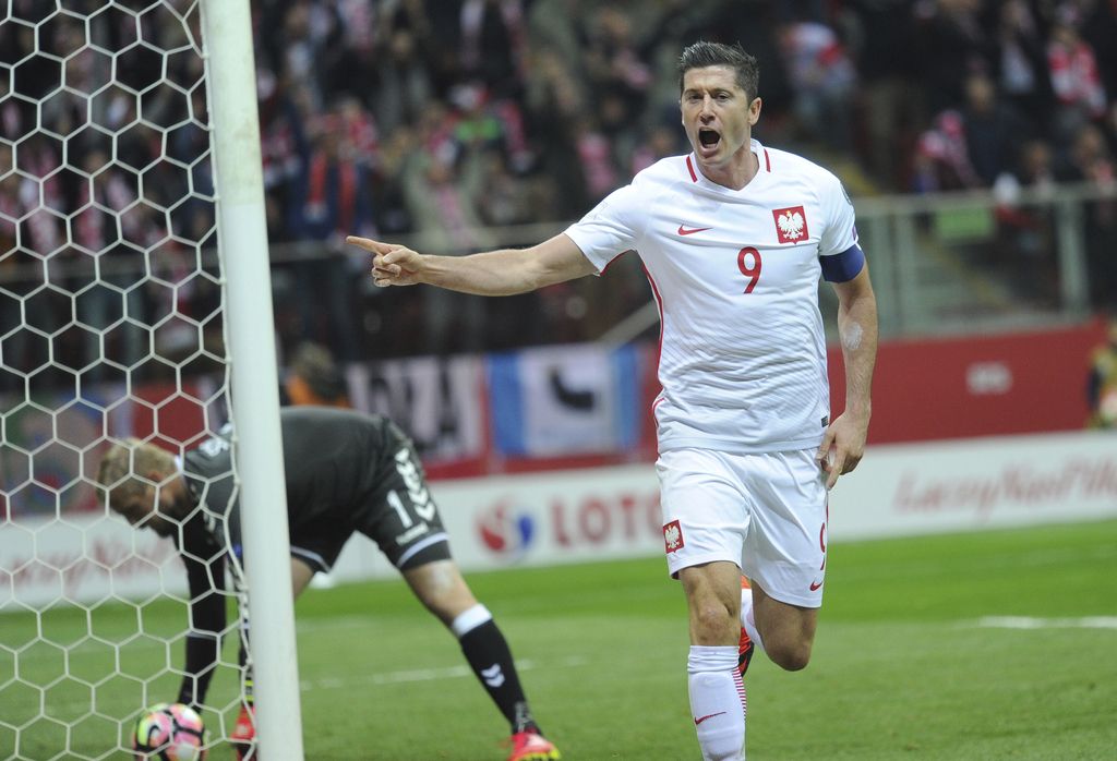 M&uuml;ller ponesel Nemce do druge zmage, Lewandowski blestel v Var&scaron;avi