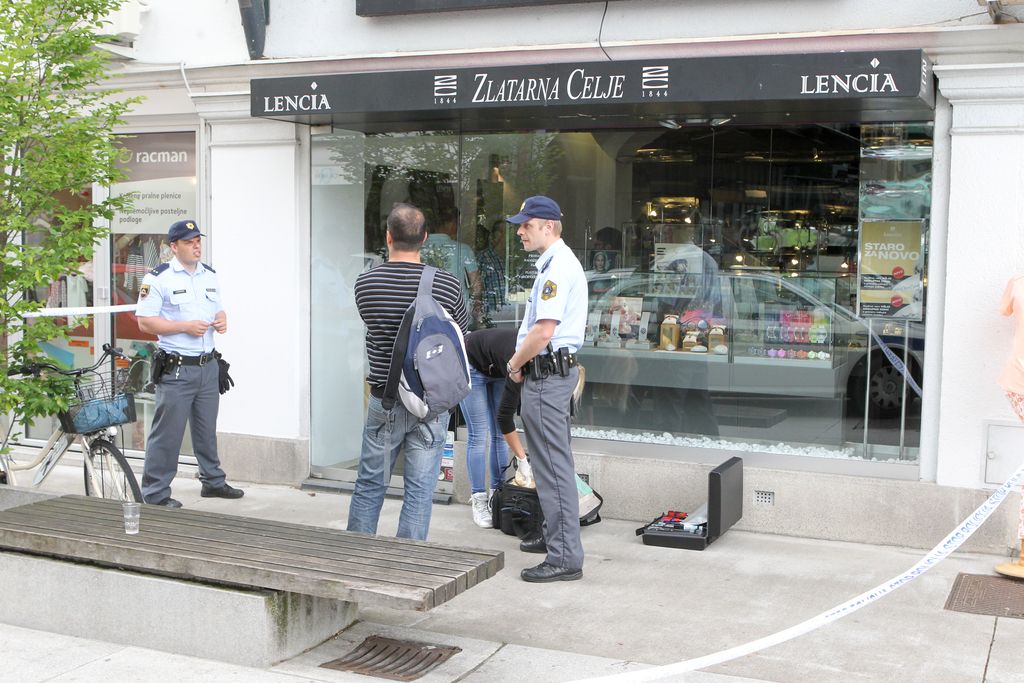 Po ropu sta z lasuljo na glavi korakala po mestu