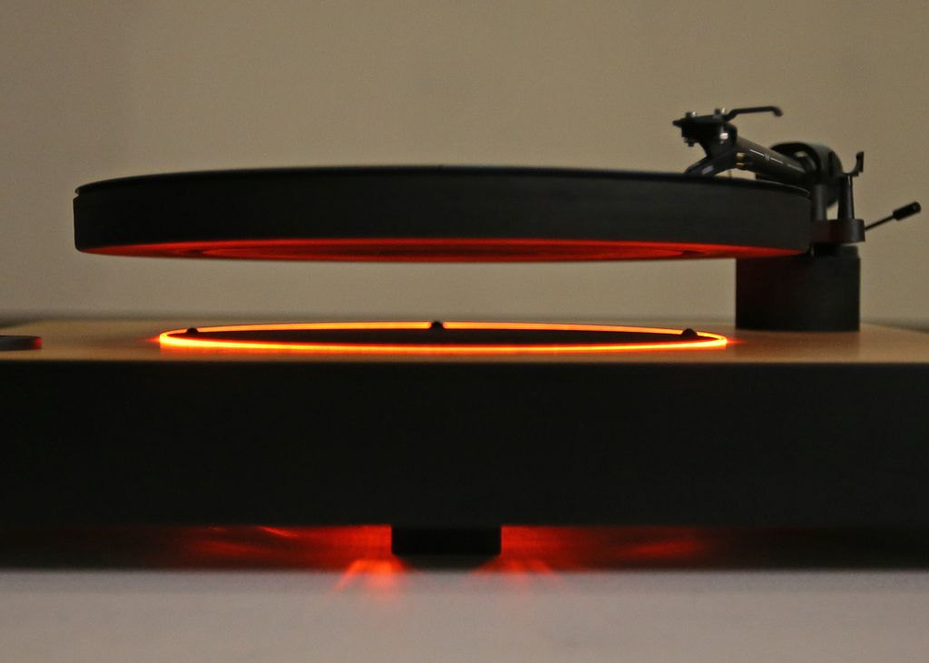 Slovenski lebdeči gramofon na Kickstarterju