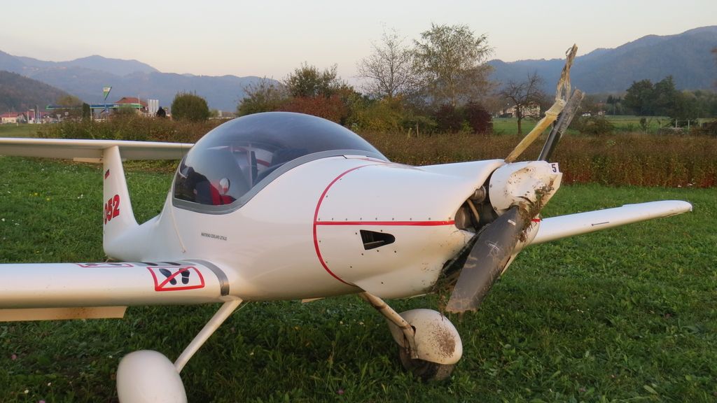 V Dolu pri Ljubljani ultralahko letalo zadelo peško