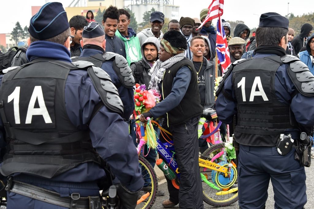 V Calaisu začeli prazniti begunsko taborišče
