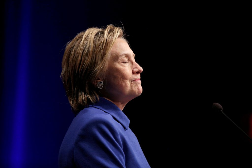 Clintonova odpira novo fronto proti Trumpu