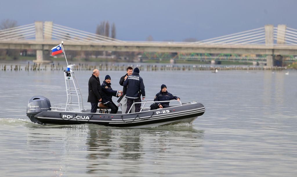 Policisti z novim čolnom za celinske vode