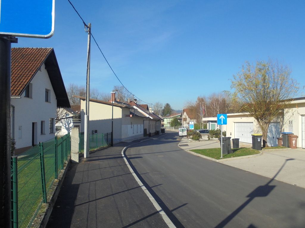 Tranzitni promet s ceste speljali po ozkih ulicah