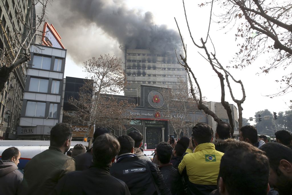 V Teheranu se je zrušila najvišja stavba
