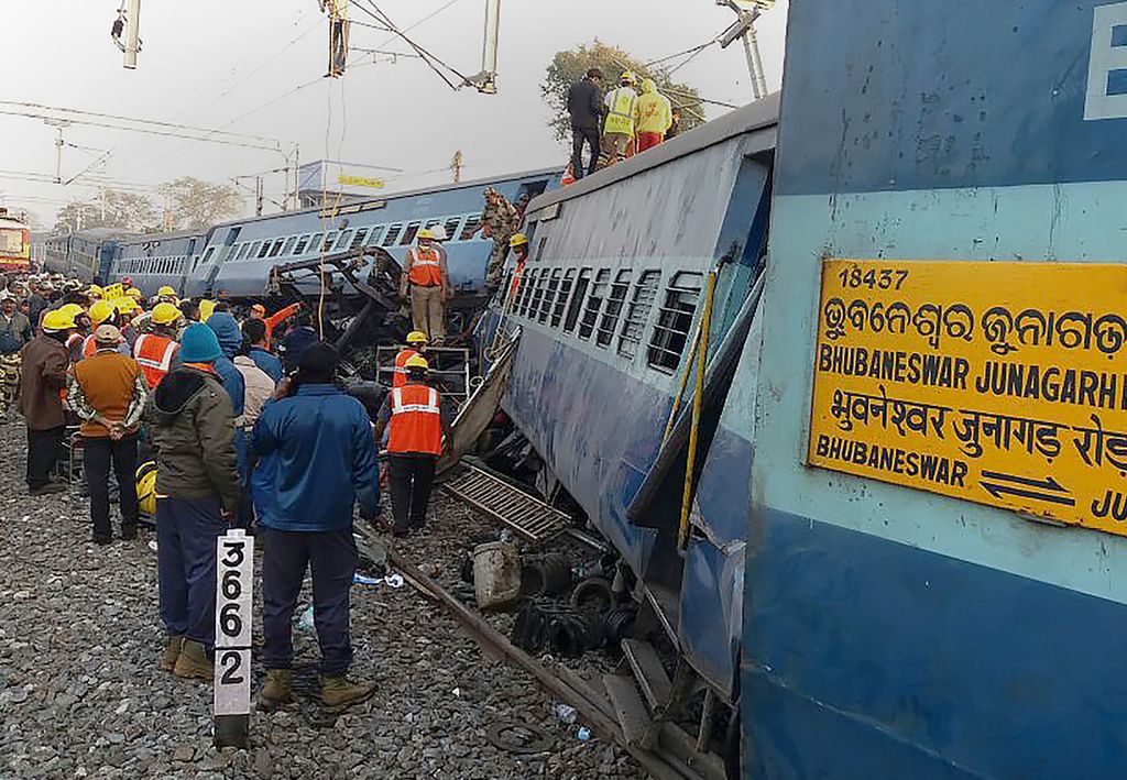 V nesreči vlaka v Indiji umrlo več deset ljudi