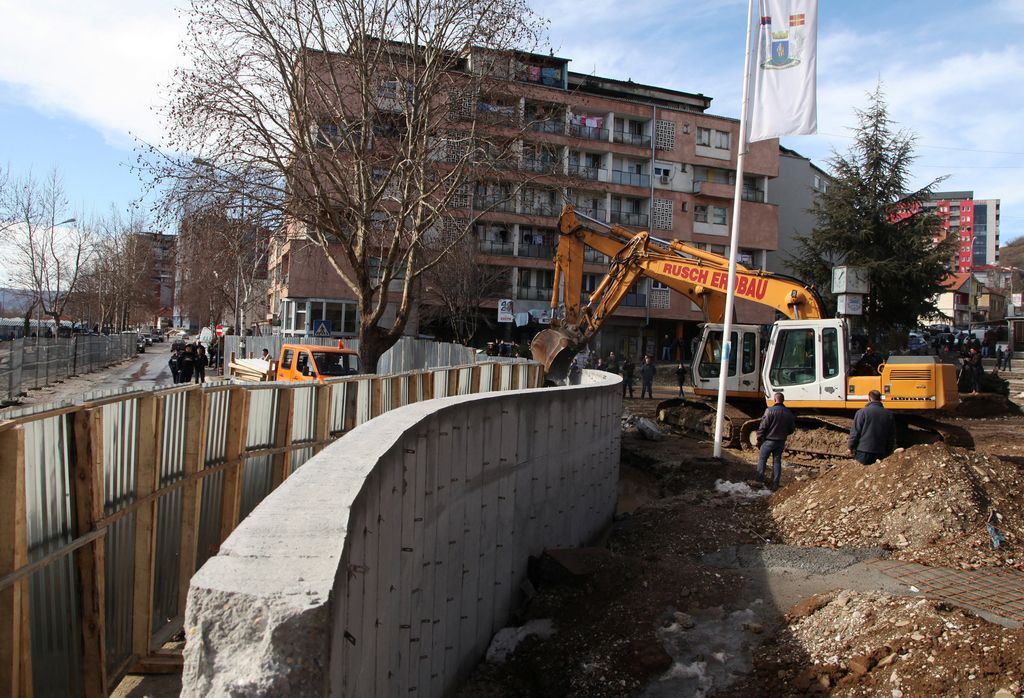 Porušili zid v Kosovski Mitrovici