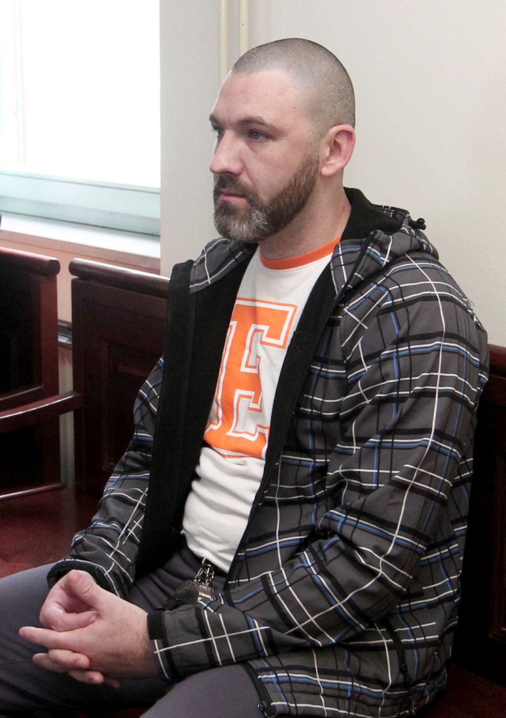 Nespretni tat se izgovarja na &raquo;alkohol pa droge&laquo;