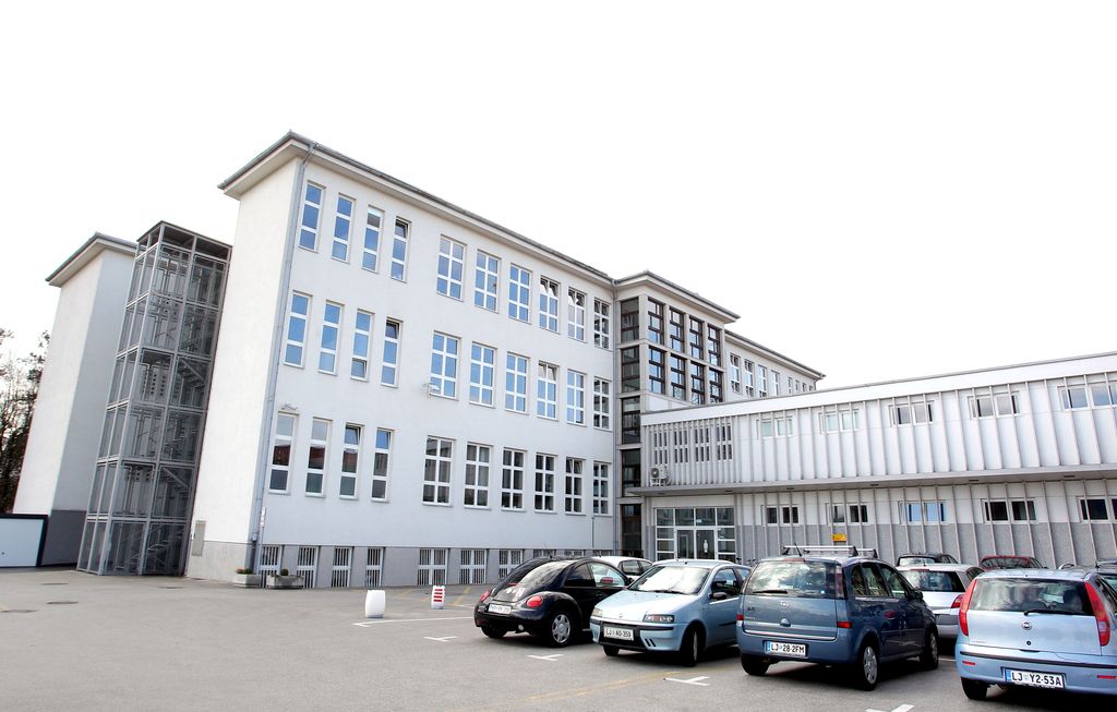 Zaradi novih sosesk šole pokajo po šivih