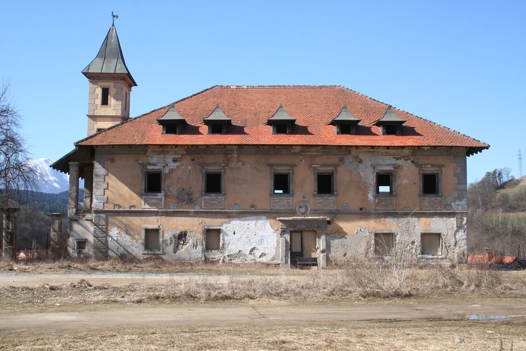 Zasebniki obupali, dvorec re&scaron;uje občina
