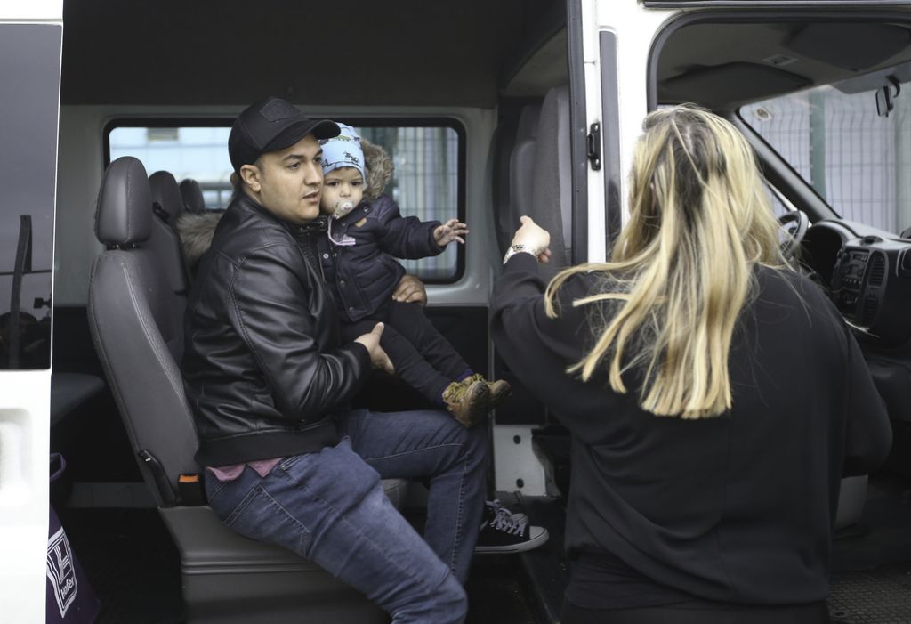 VIDEO: Protestniki poskušali preprečiti deportacijo sirske družine