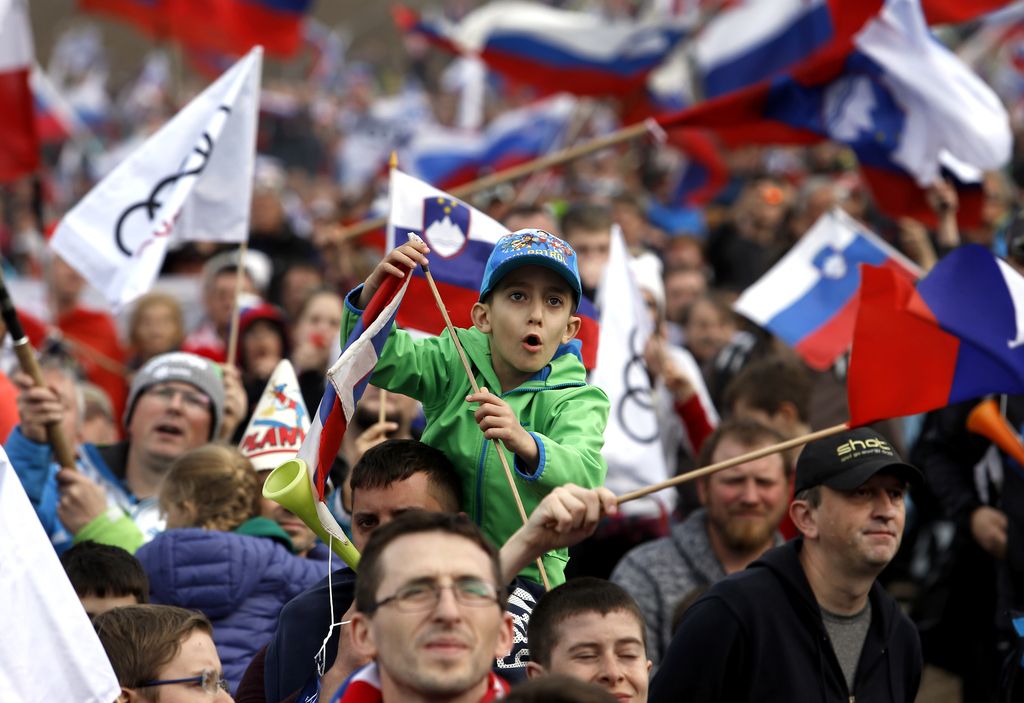 Peter Prevc na robu deseterice, Kraftu se nasmihata globusa