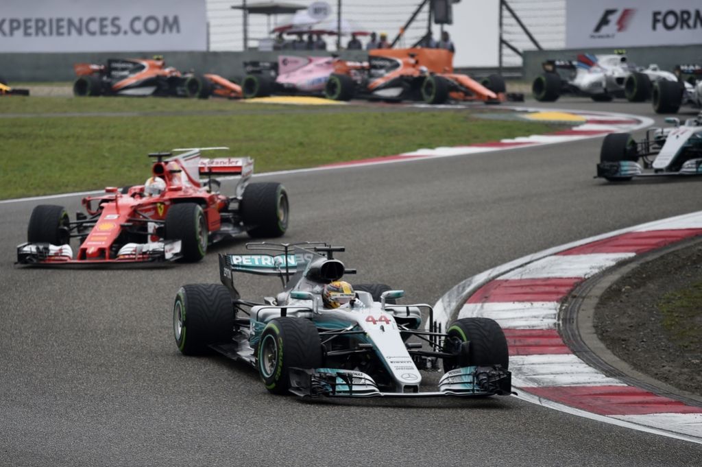 Hamilton v &Scaron;anghaju do prve zmage sezone