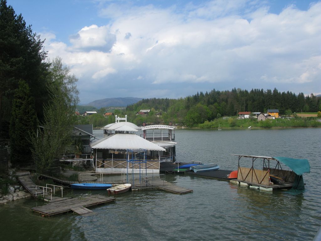 Šmartinsko jezero, turistična priložnost na plečih zanesenjakov