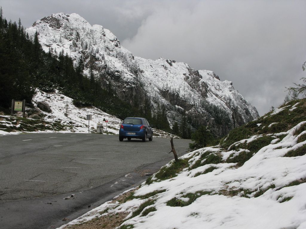 Sneg zamaknil začetek obnove ceste na Vršič