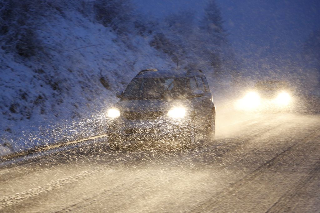 Sneg ovira promet v sosednjih državah